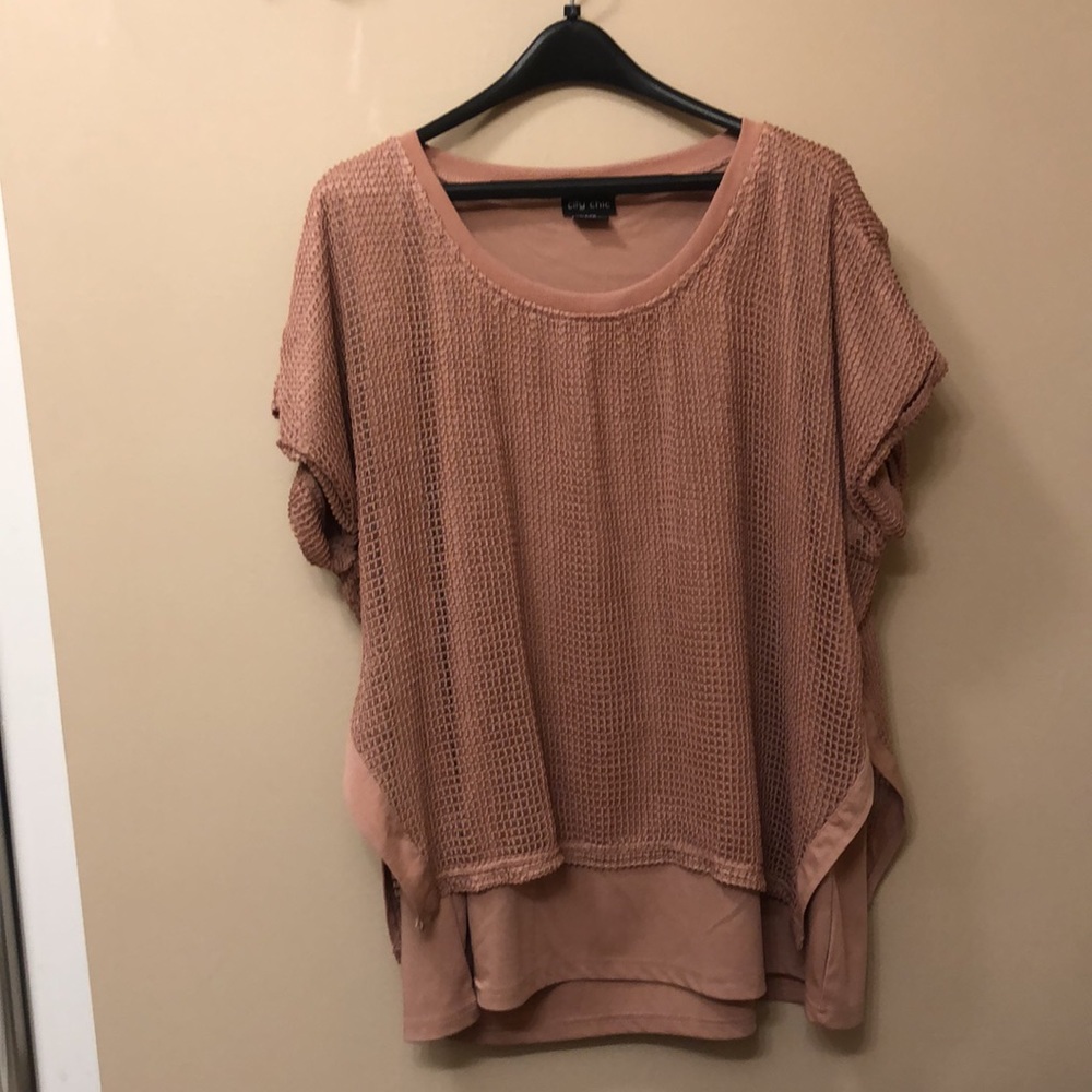 Crochet overlay, 1-piece dusty rose short sleeve top. City chic size S/16.